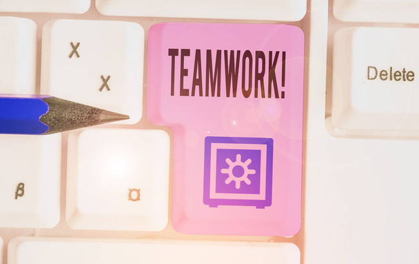 Woord schrijven van tekst teamwork. Bedrijfsconcept voor gezamenlijke actie van de groep, vooral wanneer doeltreffend en efficiënt. - Foto, afbeelding