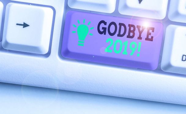 A Godbye 2019-et bemutató írásos feljegyzés. Az üzleti fotó bemutatja a búcsú vagy a tavalyi év végi jókívánságait. - Fotó, kép