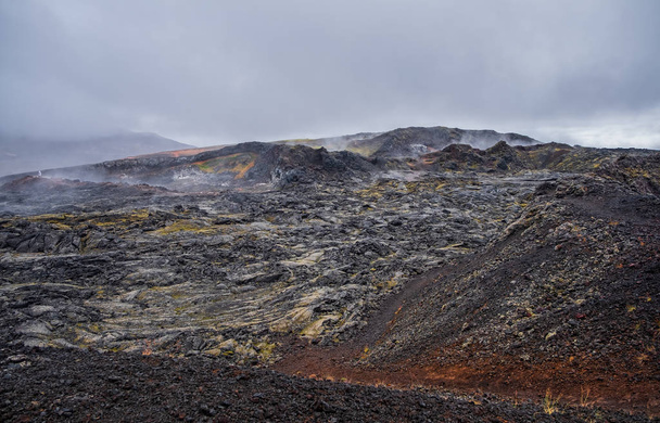 leirhnjukur altes schwarzes Lavafeld und Rauch in Island, bedeckt. Bewölkter Tag im September 2019 - Foto, Bild