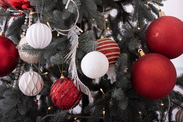 Interior de Año Nuevo. Árbol de Navidad. Navidad. Árbol de Navidad. regalos y juguetes bajo el árbol de Navidad
. - Foto, imagen