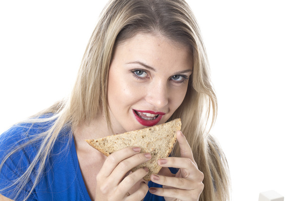 junge Frau isst ein Sandwich - Foto, Bild