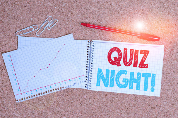 Quiz Night 'ı gösteren bir not yazıyorum. İş fotoğrafı gösterimi akşam test bilgisi yarışması bireyler arasında masaüstü not defteri kağıt ofis kağıdı çalışma malzemesi tablosu. - Fotoğraf, Görsel