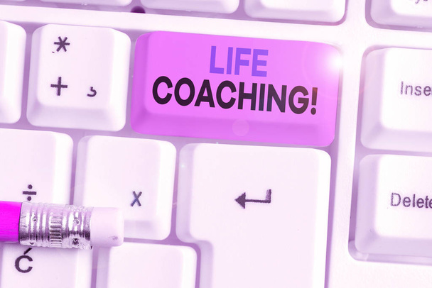 Käsiala teksti Life Coaching. Käsite, joka tarkoittaa työllisten osoittamista, jotta he voivat osoittaa saavuttaneensa tavoitteensa urallaan
. - Valokuva, kuva
