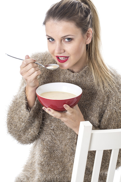 νεαρή γυναίκα τρώει σούπα κοτόπουλου - Φωτογραφία, εικόνα