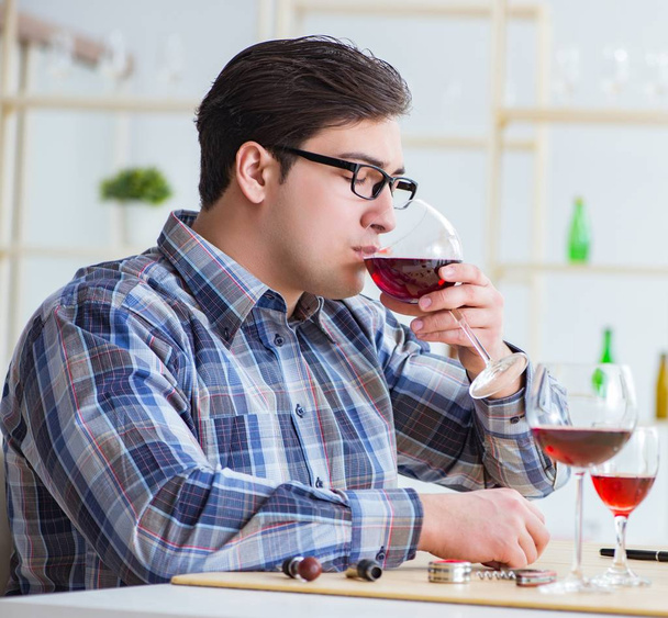 Professional sommelier tasting red wine - Zdjęcie, obraz