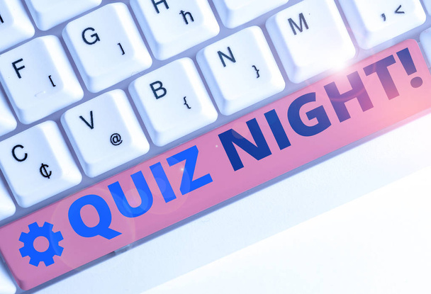 Znak tekstowy pokazujący Quiz Night. Koncepcyjny konkurs fotograficzny w konkursie wiedzy między osobami fizycznymi. - Zdjęcie, obraz