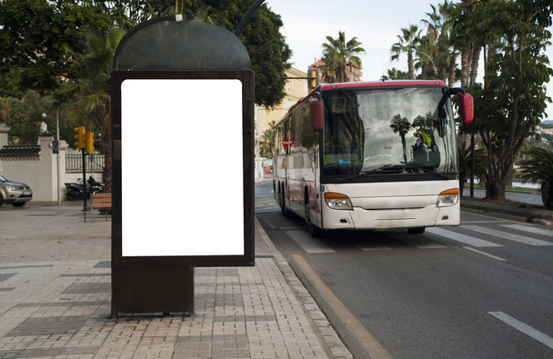 Panneau d'affichage dans le centre-ville, autobus avec passerelle - Photo, image