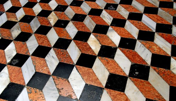 efecto óptico del suelo con escalones de mármol de un edificio antiguo
 - Foto, imagen