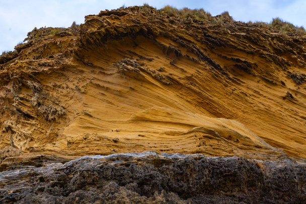 Geel gekleurde klif met ruwe textuur - Foto, afbeelding