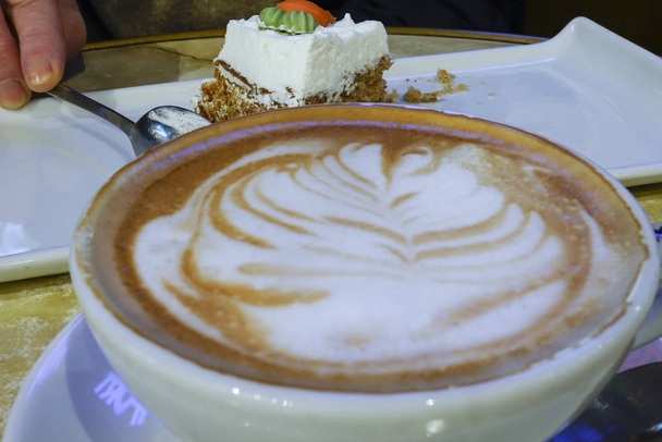 Sztokholm, Szwecja Zbliżenie filiżanki kawy i ciasta w kawiarni. Przerwa na kawę albo fika. - Zdjęcie, obraz
