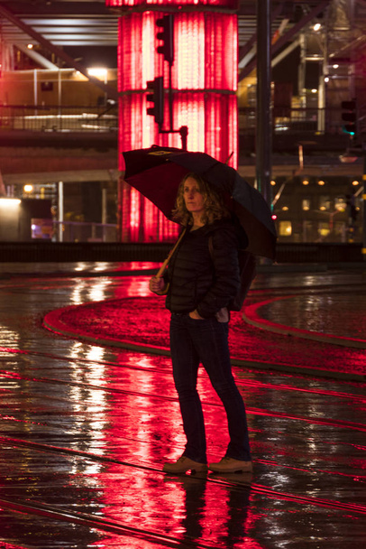 Στοκχόλμη, Σουηδία Μια γυναίκα με ομπρέλα στη βροχή στο Sergels Torg. - Φωτογραφία, εικόνα