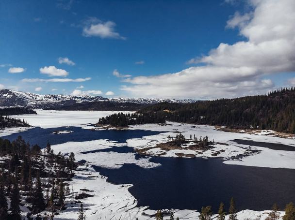 Весняна природа і сніг в горах тануть льодовики і озера
 - Фото, зображення