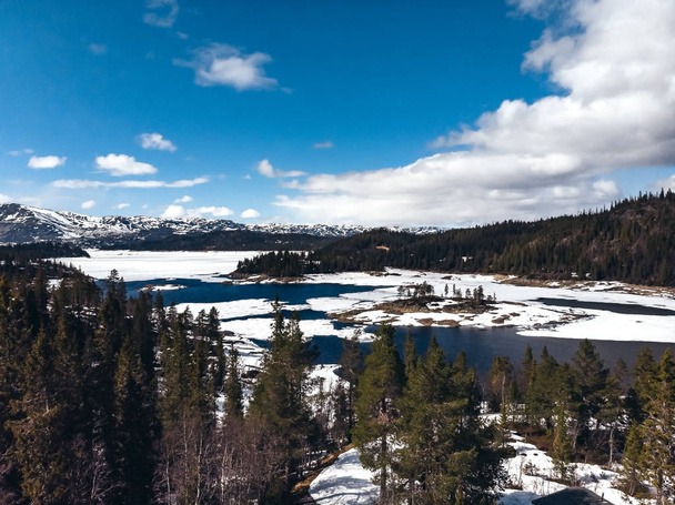 Kevään luonto ja lumi vuorilla sulavat jäätiköt ja järvet
 - Valokuva, kuva