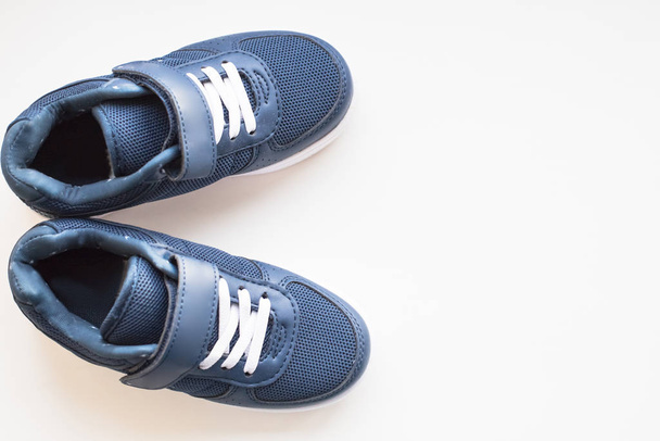 Pár modrých běžeckých bot izolovaných na pastelovém pozadí. Moderní boty.Děti modré tenisky. Barevný sport a módní tenisky boty. Pohodlné boty. Kopírovat prostor - Fotografie, Obrázek