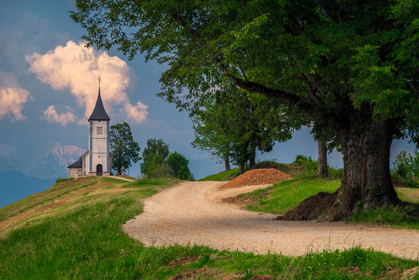 Idilli alpesi táj Szent Primoz templommal, Jamnik közelében, Szlovéniában - Fotó, kép