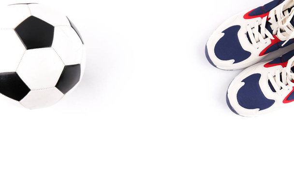 Fußballball und Turnschuhe auf weißem Hintergrund lagen flach mit Kopierraum - Foto, Bild