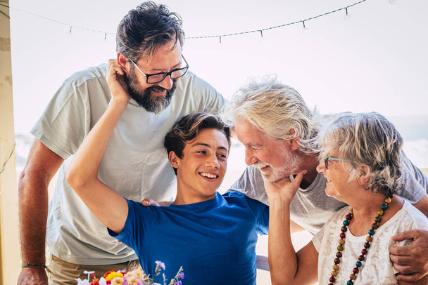 Сімейний портрет щасливої веселої сім'ї з трьома поколіннями від онука до сина і дідуся всі разом розважаються і люблять
 - Фото, зображення