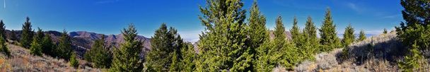 Vista da paisagem de Tooele das Montanhas Oquirrh caminhadas e mochila ao longo das Montanhas Rochosas da Frente Wasatch, perto da mina de Cobre Kennedy Rio Tinto, perto do Grande Lago Salgado no outono. Utah, América
. - Foto, Imagem