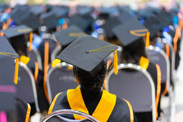 Rückschau und weiche selektive Fokussierung der Absolventen bei der Abschlussfeier, die ein Diplom-Zertifikat erhalten. - Foto, Bild
