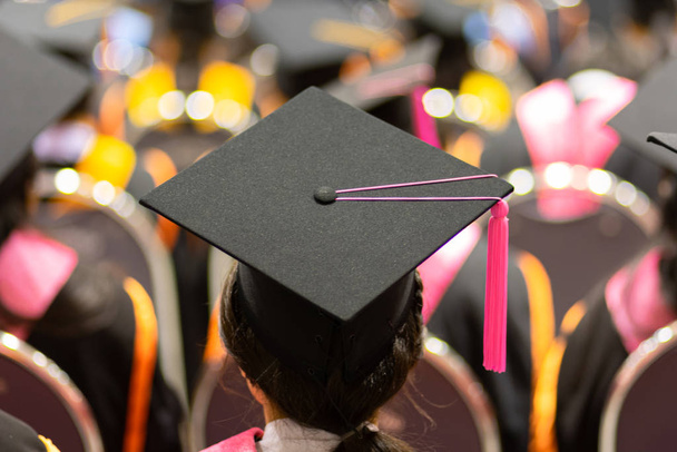 Mezuniyet töreninde diploma sertifikası alan mezunların dikiz aynası ve seçici odaklanması. - Fotoğraf, Görsel