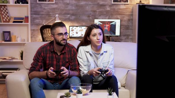 Couple donnant haute cinq après avoir joué à des jeux vidéo
 - Photo, image