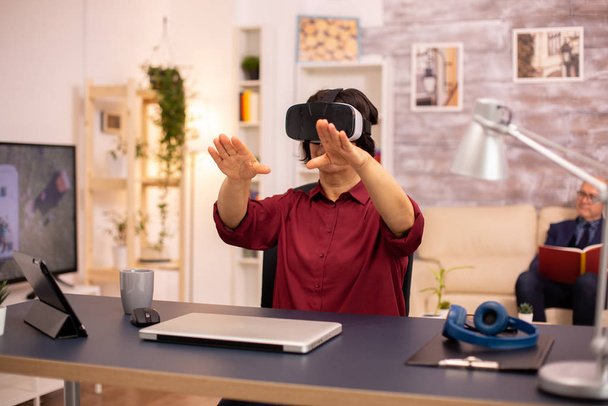 Oude oudere vrouw die voor het eerst een Vr virtual reality-headset gebruikt - Foto, afbeelding
