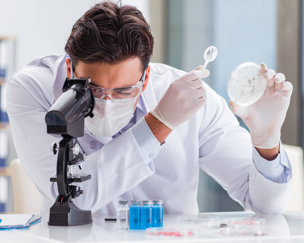Médecin masculin travaillant en laboratoire sur le vaccin contre le virus - Photo, image