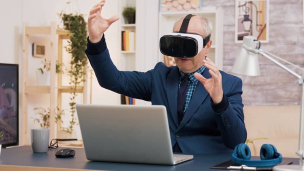 Hombre jubilado experimentando realidad virtual usando auriculares vr
 - Foto, imagen