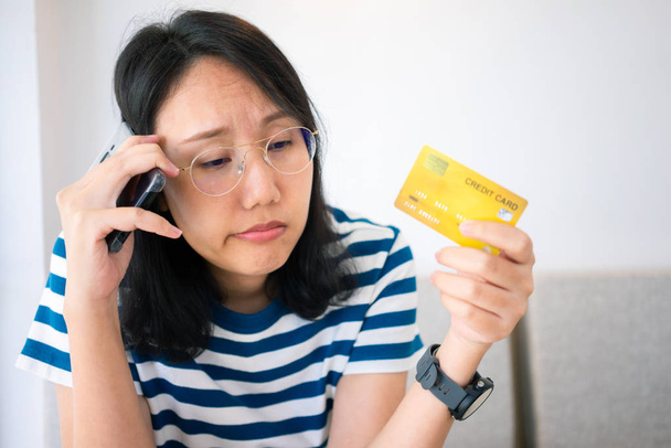 zdezorientowany portret młoda kobieta trzyma karty kredytowe posiadające probl - Zdjęcie, obraz