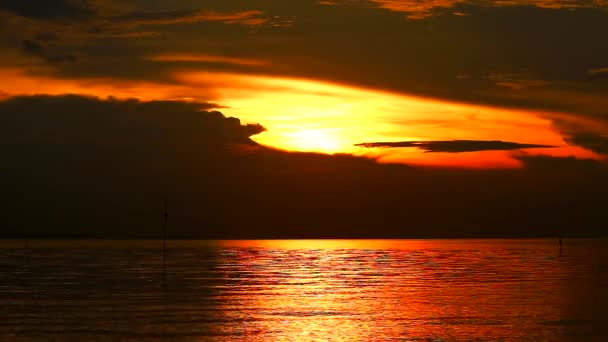 海の向こうの夜空にオレンジ色の雲の暗い黄金の夕日シルエットハードライト1 - 映像、動画
