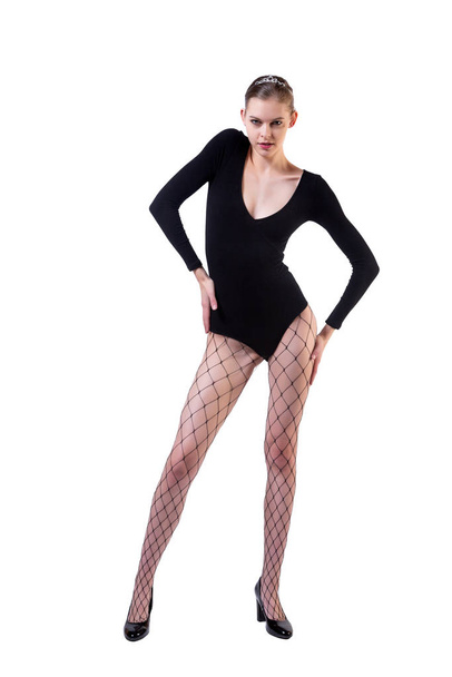 junge schöne Frau mit schwarzem Körper, Netzstrumpfhosen und High Heels, die vor weißem Hintergrund posieren. Studioaufnahme einer rothaarigen Frau vor weißem Hintergrund. trendige Mode  - Foto, Bild