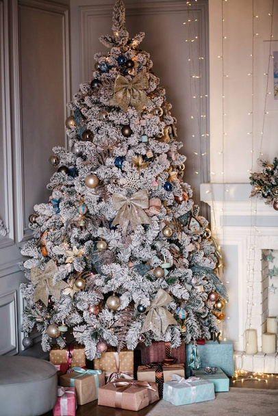 mooie kerstdetails in ingerichte kamer - Foto, afbeelding