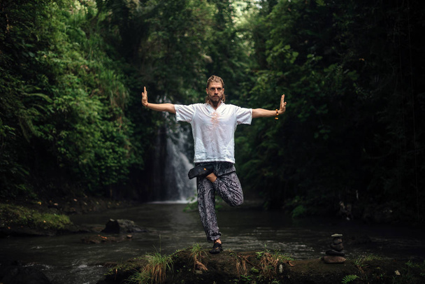Pratica di yoga e meditazione in natura. Uomo che pratica vicino al fiume
 - Foto, immagini
