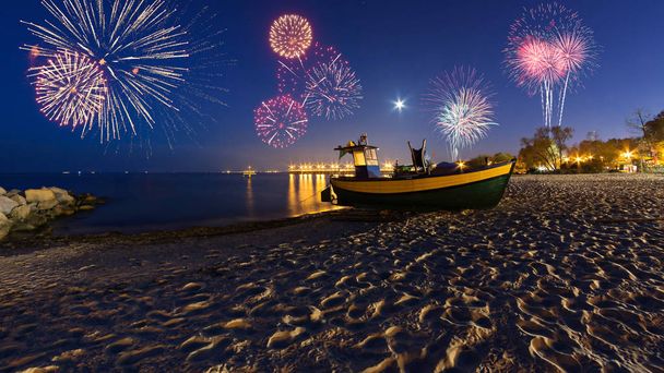 Ευτυχισμένο το Νέο Έτος πυροτεχνήματα πάνω από τη Βαλτική Θάλασσα στην παραλία της Γδύνιας. Πολωνία, Ευρώπη - Φωτογραφία, εικόνα