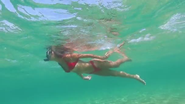 Bella donna che nuota nell'acqua dell'oceano blu puro
 - Filmati, video