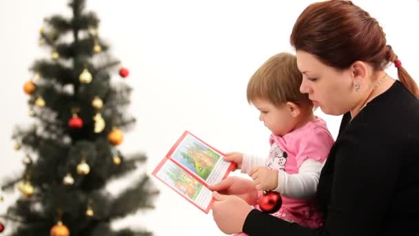 Madre y bebé por árbol de Navidad
 - Imágenes, Vídeo