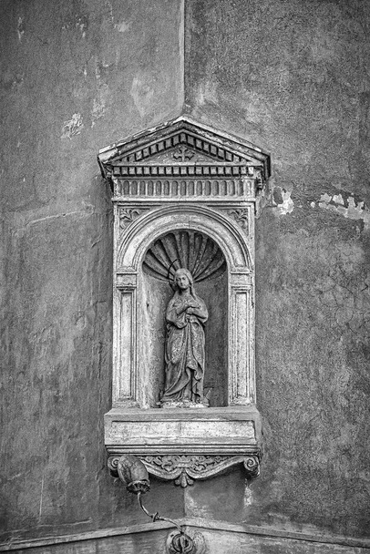 Roma Estatua pequeña nicho Grungy Editar
 - Foto, Imagen