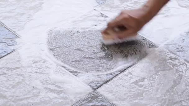 A férfi kezeket használják a csempe padlójának polírozására.. - Felvétel, videó