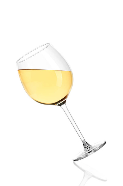 White wine on white background - Foto, afbeelding