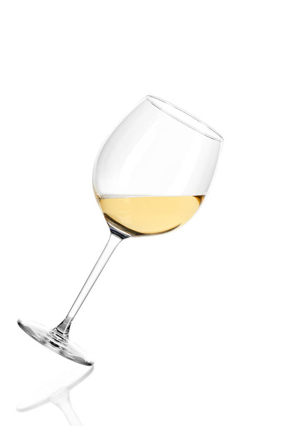 beyaz zemin üzerine beyaz şarap - Fotoğraf, Görsel