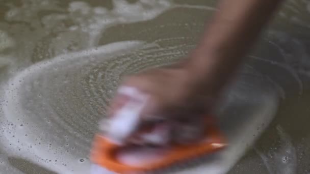 A férfi kezeket használják a csempe padlójának polírozására.. - Felvétel, videó