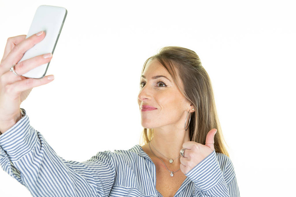 Casual donna allegra in posa per selfie pollici in su
 - Foto, immagini