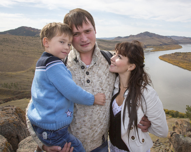 Joyeux famille sur la montagne avec lac
 - Photo, image