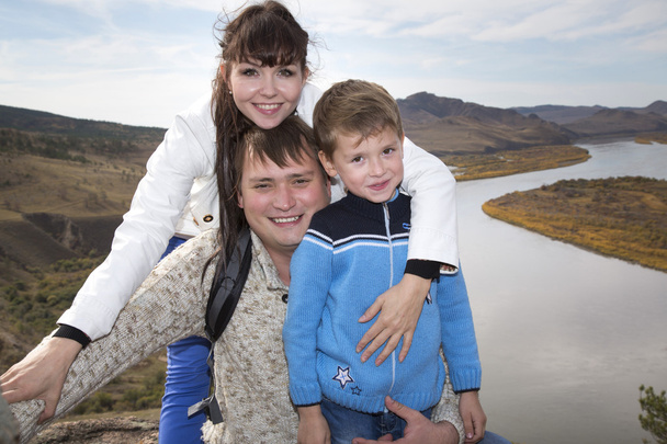 Joyeux famille sur la montagne avec lac
 - Photo, image
