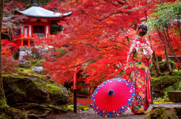 Chica japonesa en kimono vestido tradicional
 - Foto, Imagen
