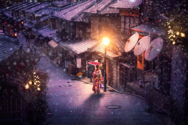 Japon kız kış mevsiminde geleneksel kimono elbisesiyle yürür. - Fotoğraf, Görsel