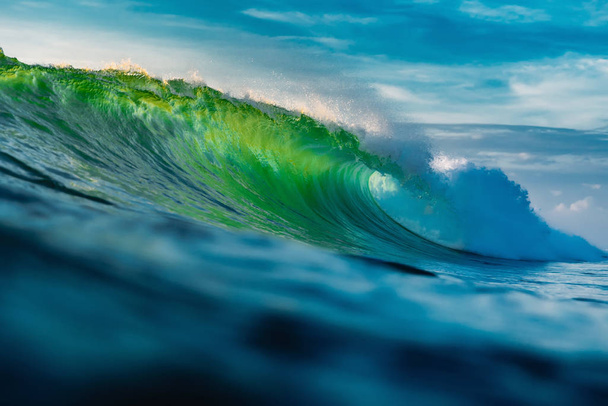 Tökéletes hordóhullám az óceánban. Megtöri a zöld hullámot a fénnyel - Fotó, kép