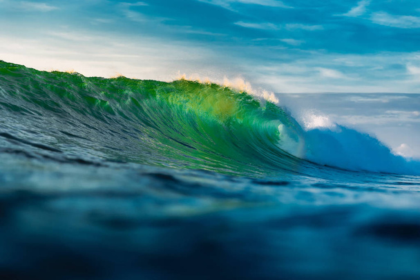 Onde de tonneau parfaite dans l'océan. Briser la vague verte avec la lumière
 - Photo, image