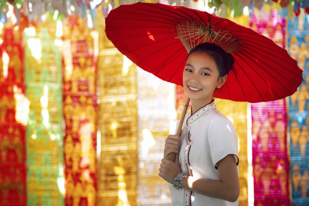 Kuzey geleneksel kostümü ve kırmızı şemsiyeli Asyalı kız  - Fotoğraf, Görsel