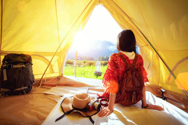 Asiatico ragazza relax dentro tenda
 - Foto, immagini